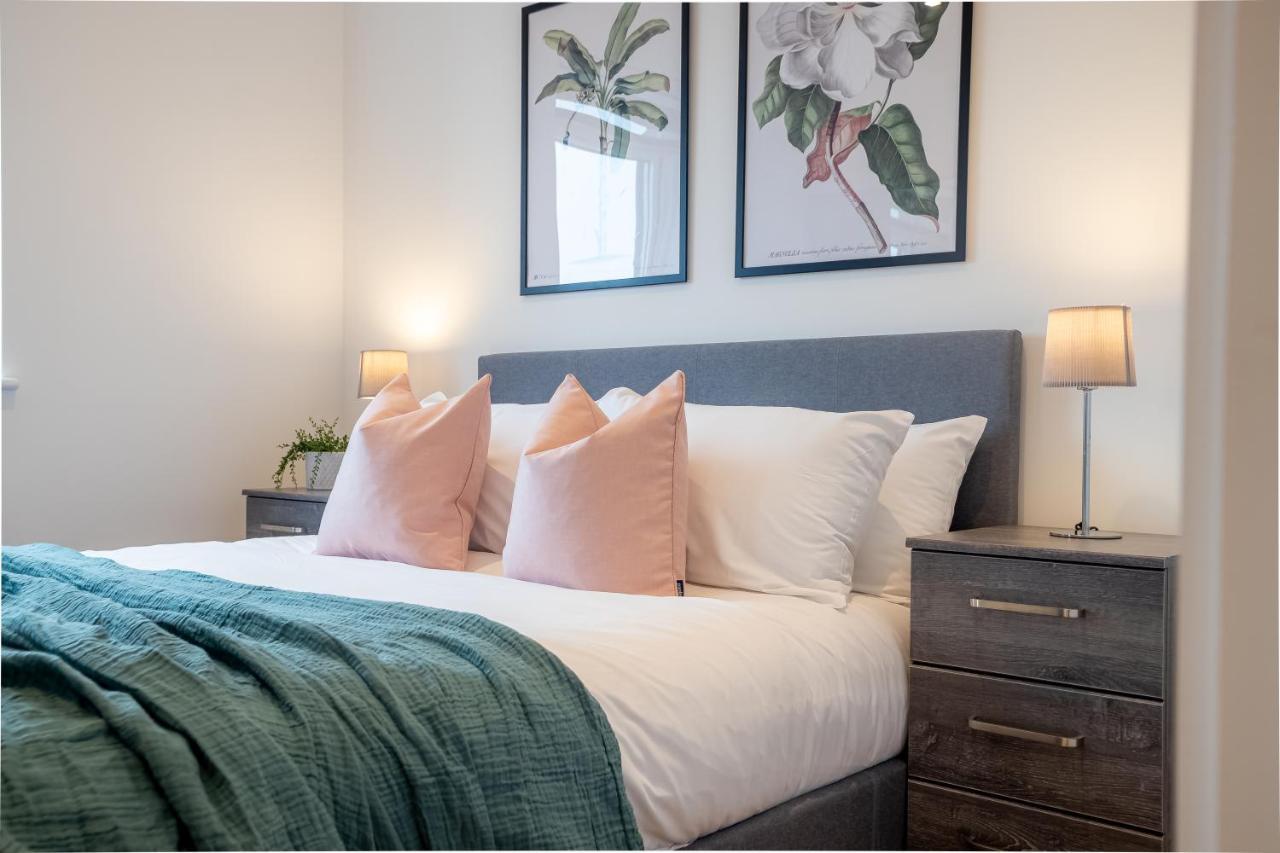 Luxe & Stylish 1 & 2 Bed Flats Near Heathrow, Legoland, & Windsor Слау Екстер'єр фото