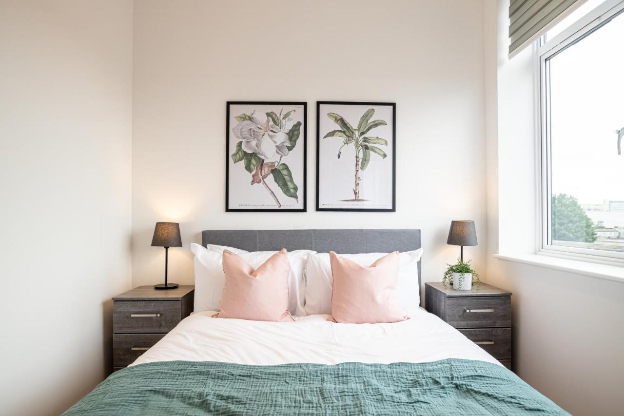Luxe & Stylish 1 & 2 Bed Flats Near Heathrow, Legoland, & Windsor Слау Екстер'єр фото