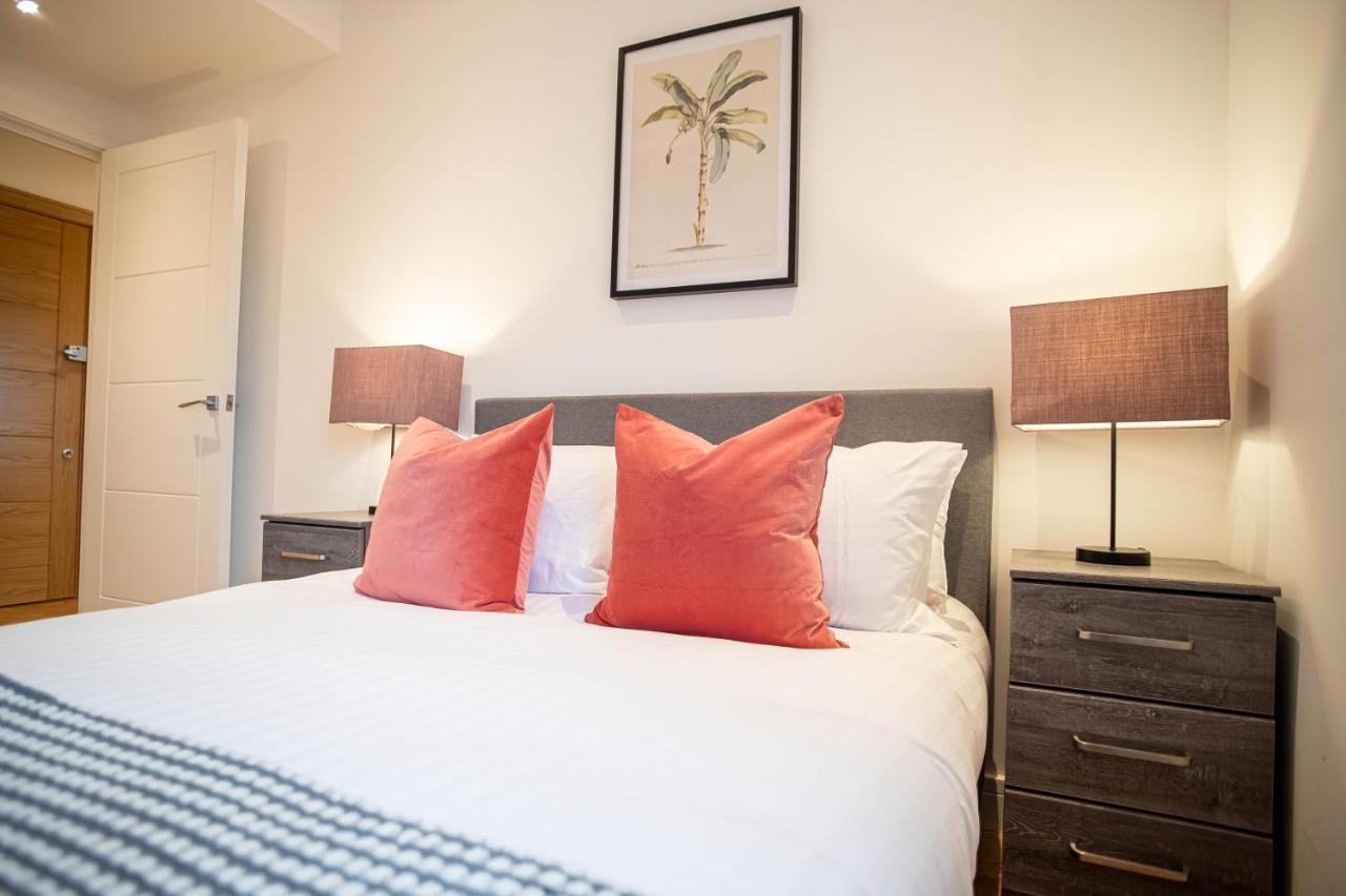 Luxe & Stylish 1 & 2 Bed Flats Near Heathrow, Legoland, & Windsor Слау Екстер'єр фото