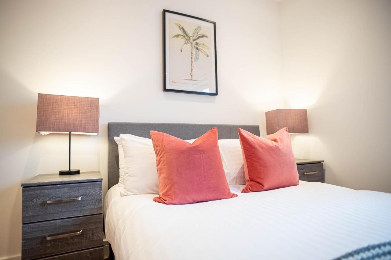 Luxe & Stylish 1 & 2 Bed Flats Near Heathrow, Legoland, & Windsor Слау Екстер'єр фото